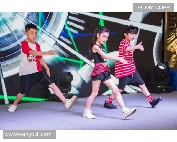 孩子们的梦想与激情在足球明星海报中闪耀着光芒